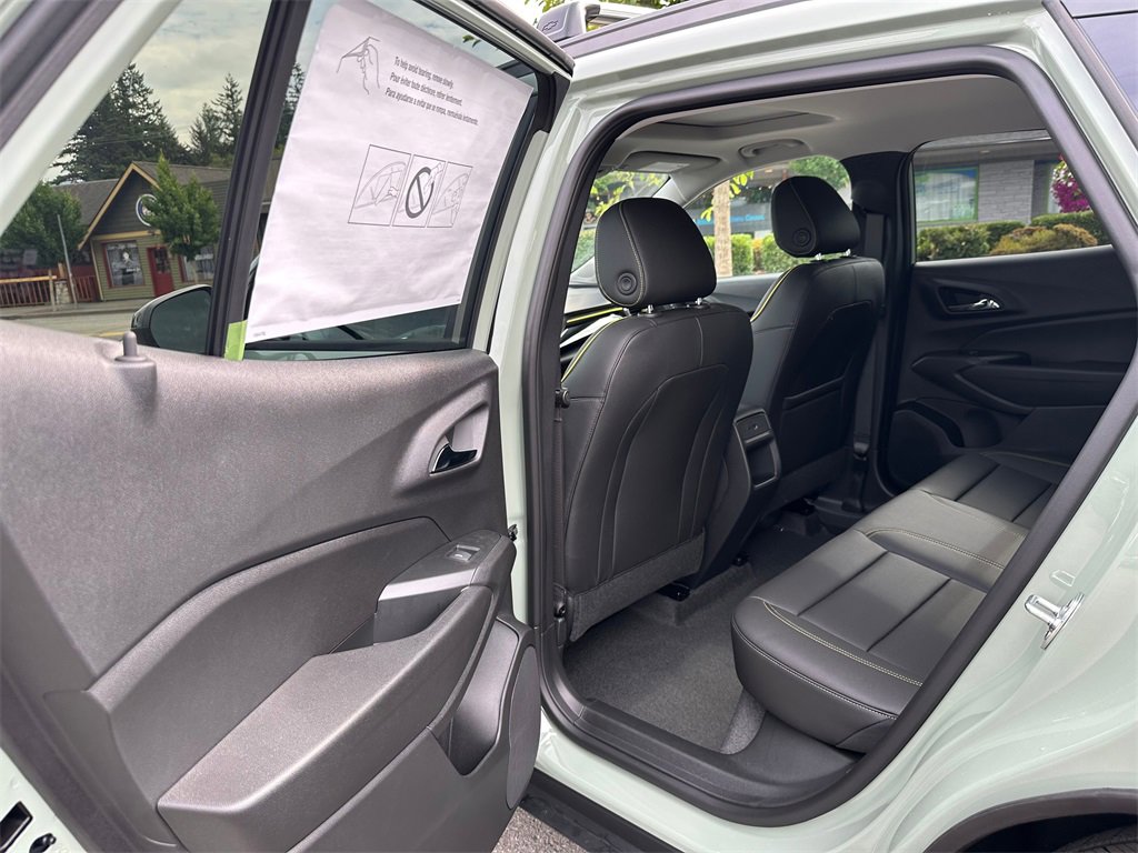 New 2025 Chevrolet Trax ACTIV w/ Sunroof Package image 17