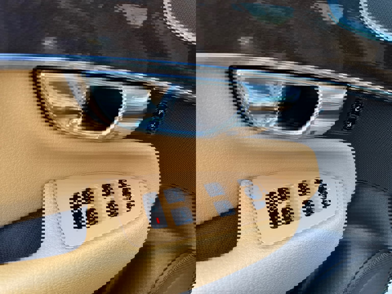 Used 2016 Volvo XC90 T6 Momentum w/ Momentum Plus Package AWD/4WD image 11