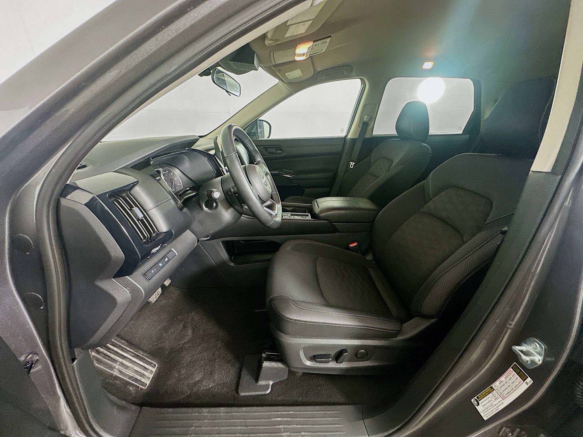 Used 2025 Nissan Pathfinder SV FWD image 13