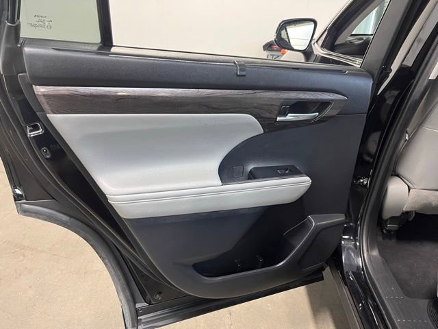 Used 2021 Toyota Highlander Limited image 19