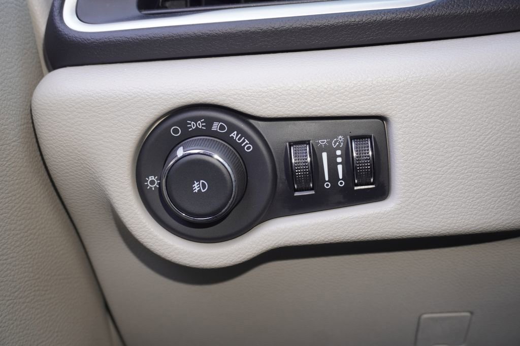 Used 2024 Chrysler Pacifica Touring-L FWD image 18