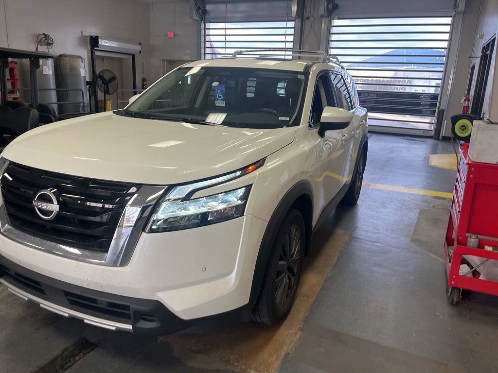 Used 2024 Nissan Pathfinder SL w/ SL Premium Package image 2