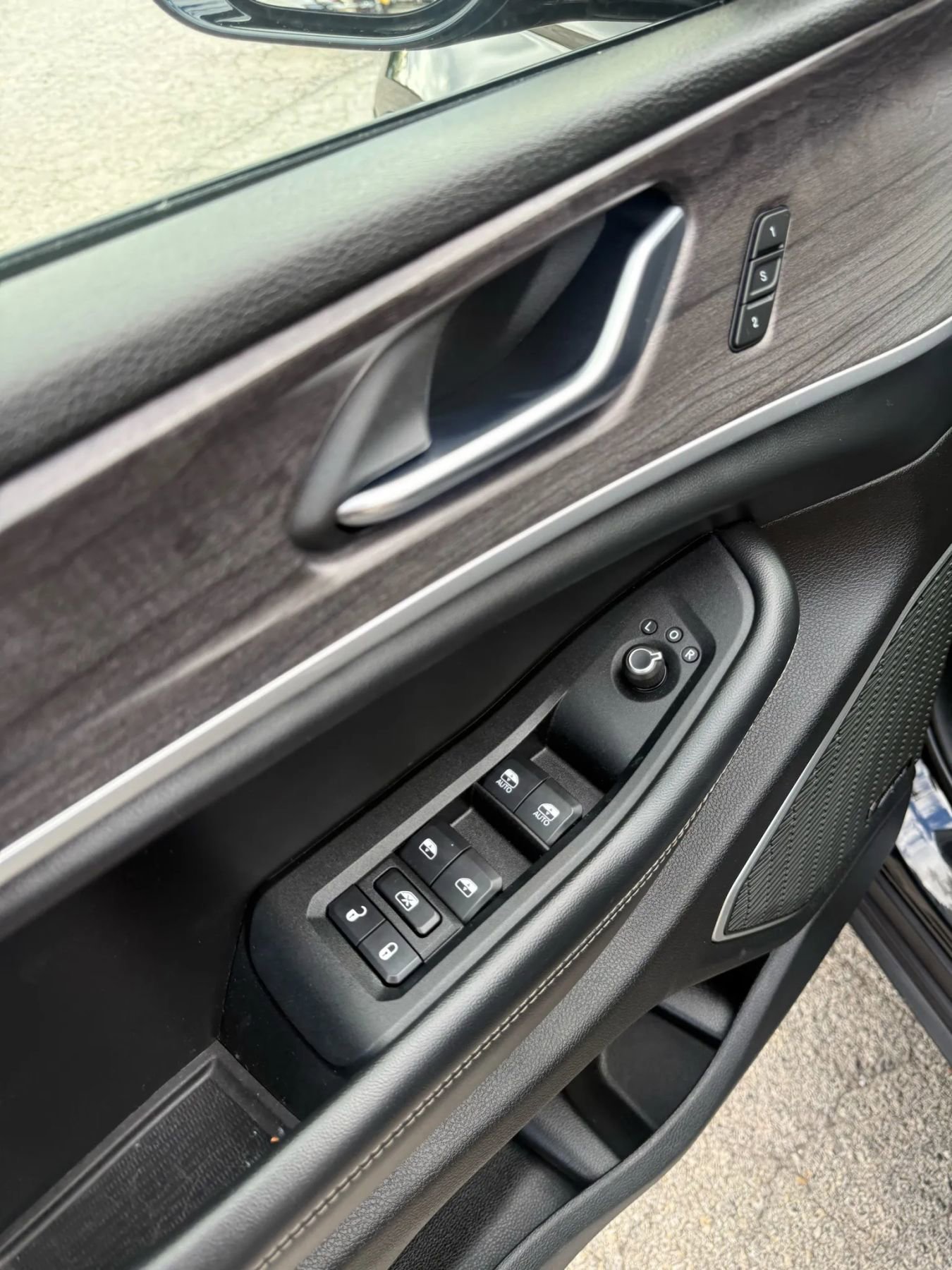 Used 2022 Jeep Grand Cherokee L Limited w/ Black Appearance Package image 21