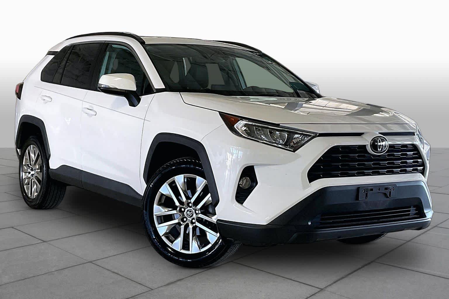 Used 2020 Toyota RAV4 XLE Premium FWD image 2