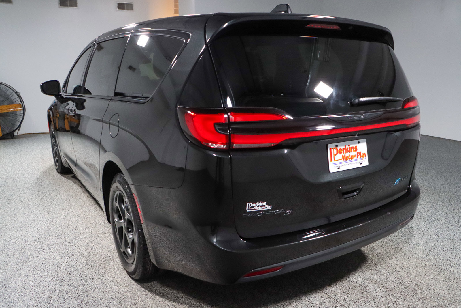 Used 2022 Chrysler Pacifica Touring-L w/ S Appearance Package image 9