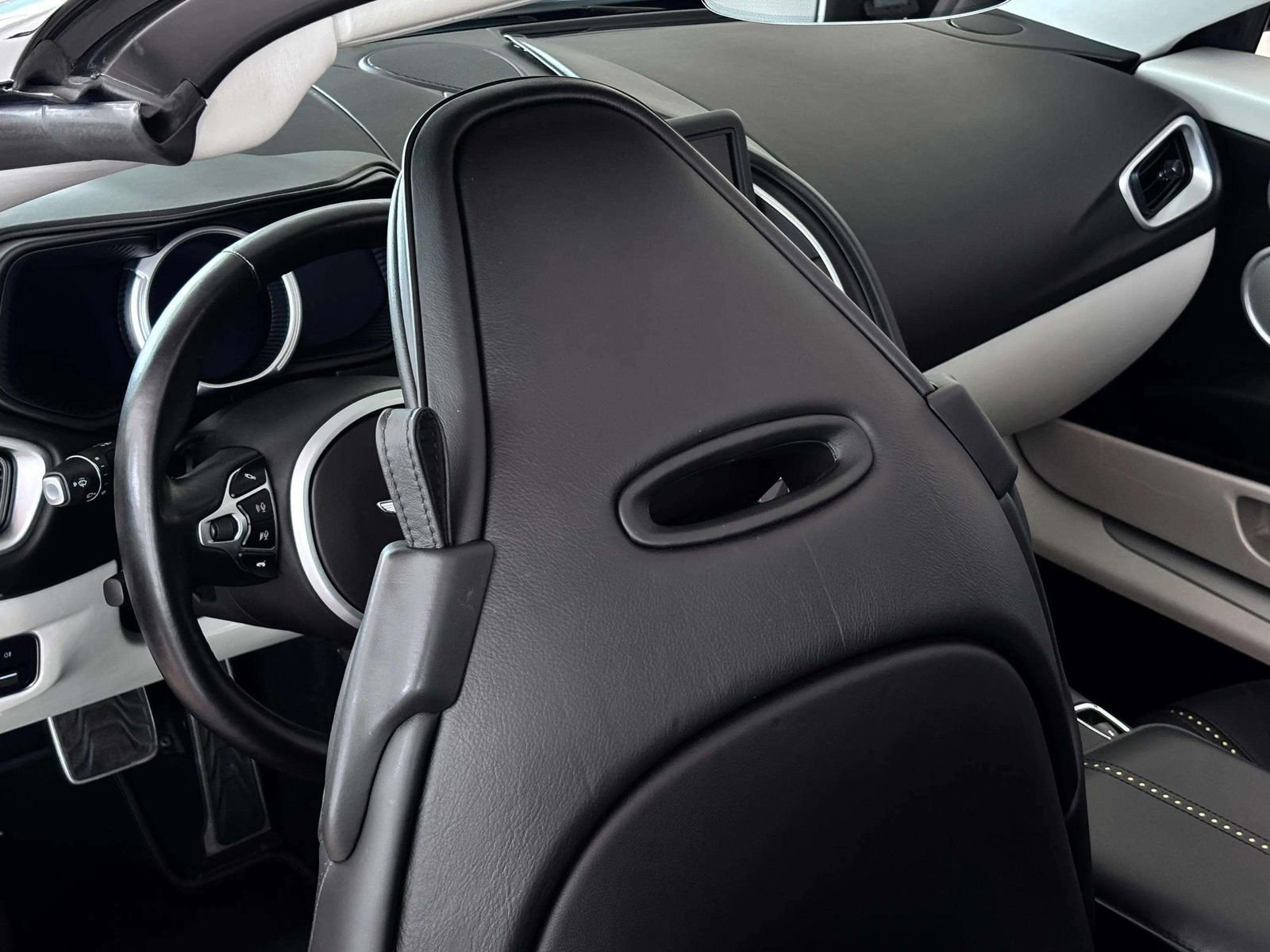 Used 2021 Aston Martin DB11 Volante image 40