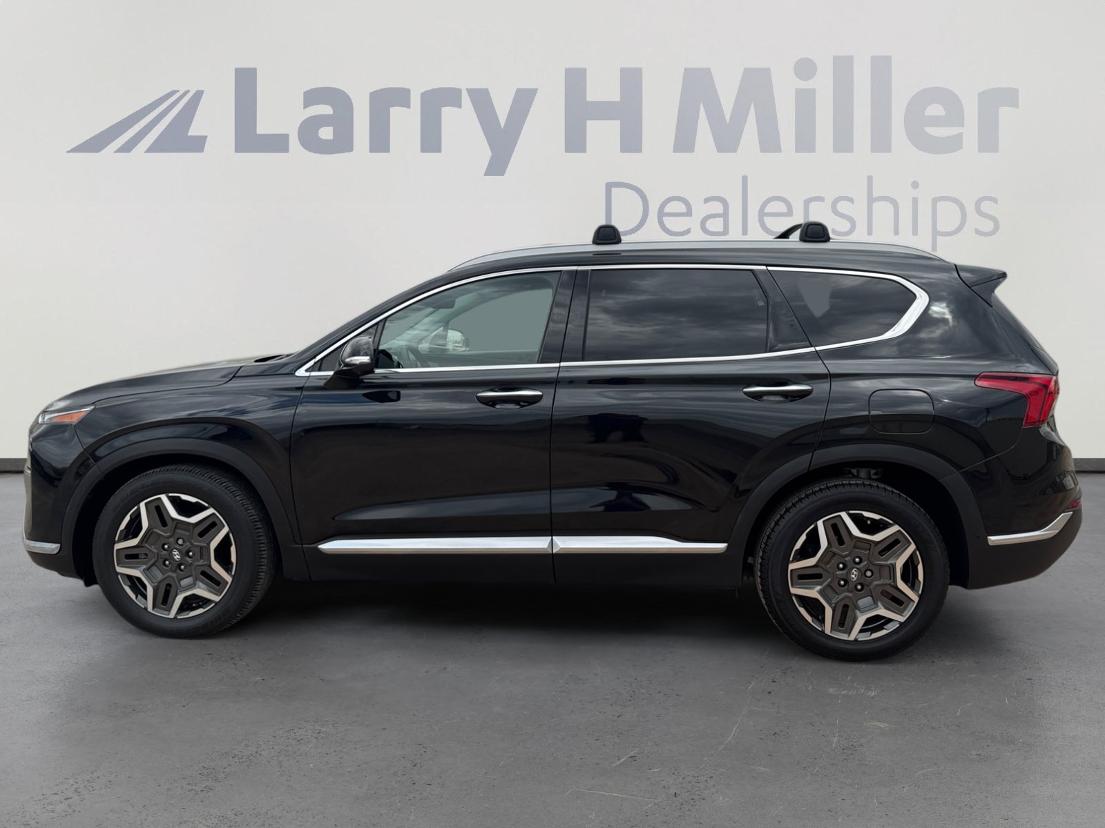 Used 2021 Hyundai Santa Fe Limited w/ Cargo Package FWD image 2