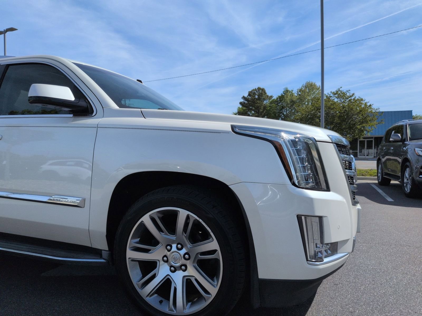 Used 2015 Cadillac Escalade Luxury image 9