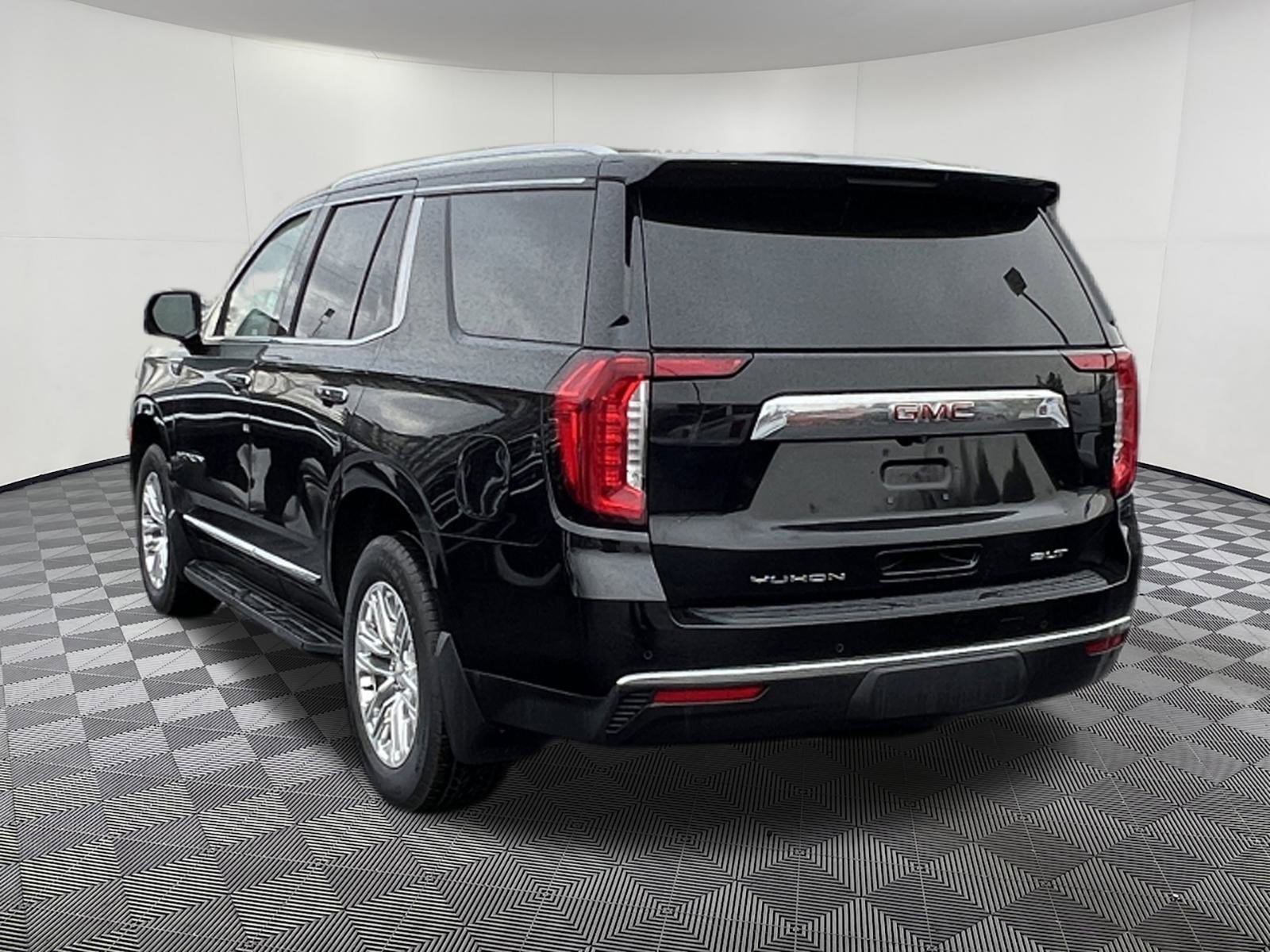 Used 2024 GMC Yukon SLT w/ SLT Luxury Package image 4