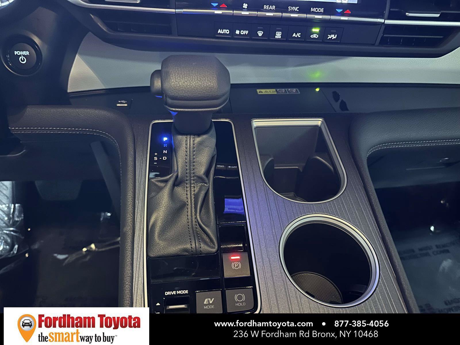 Used 2025 Toyota Sienna LE FWD image 28