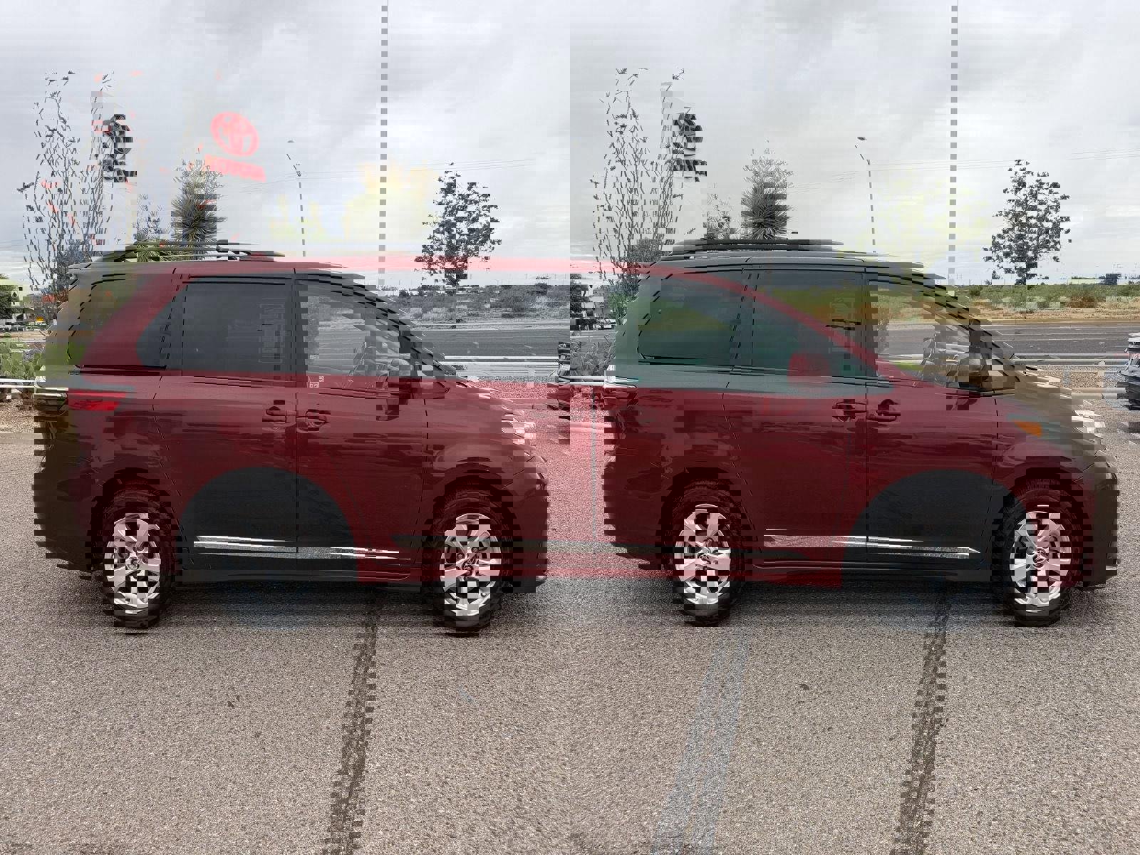 Used 2018 Toyota Sienna LE w/ Carpet Mat Package image 7