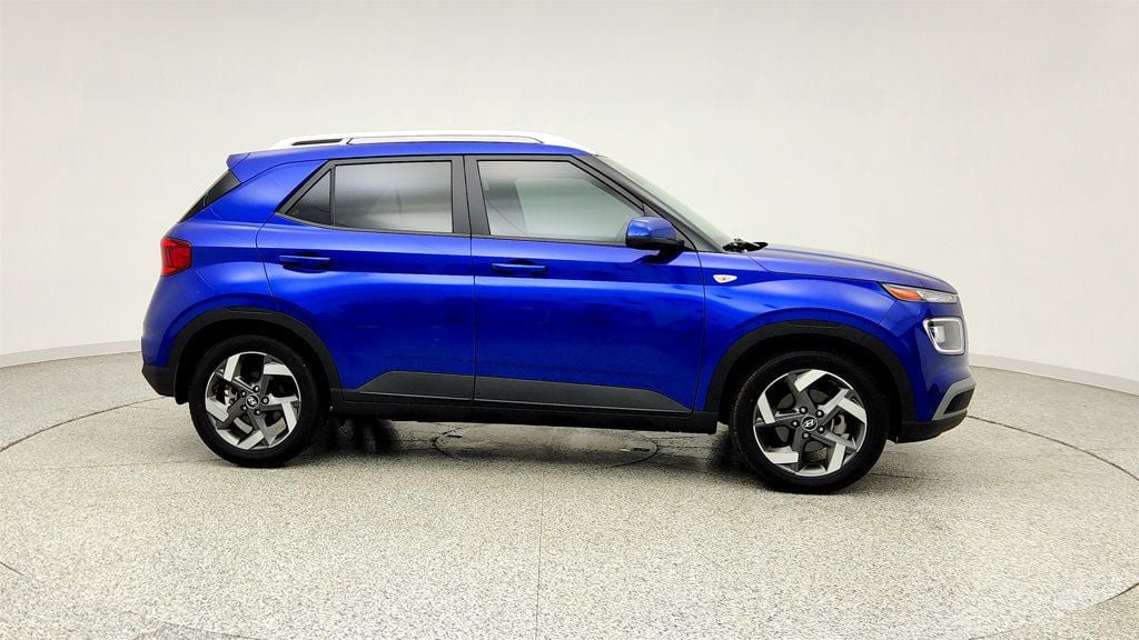 Used 2023 Hyundai Venue SEL FWD image 4