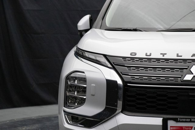Used 2024 Mitsubishi Outlander SE image 5