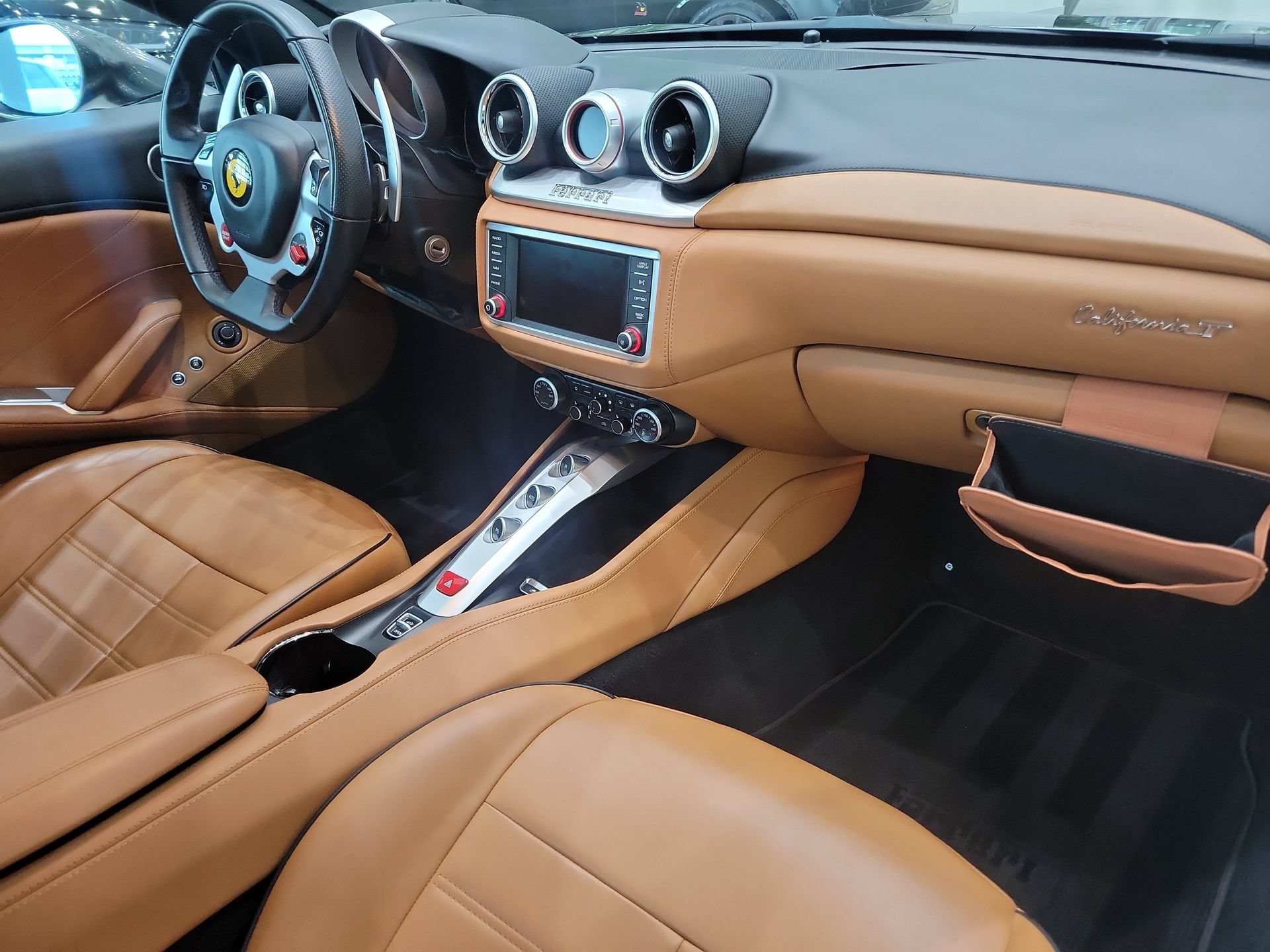 Used 2017 Ferrari California T RWD image 9