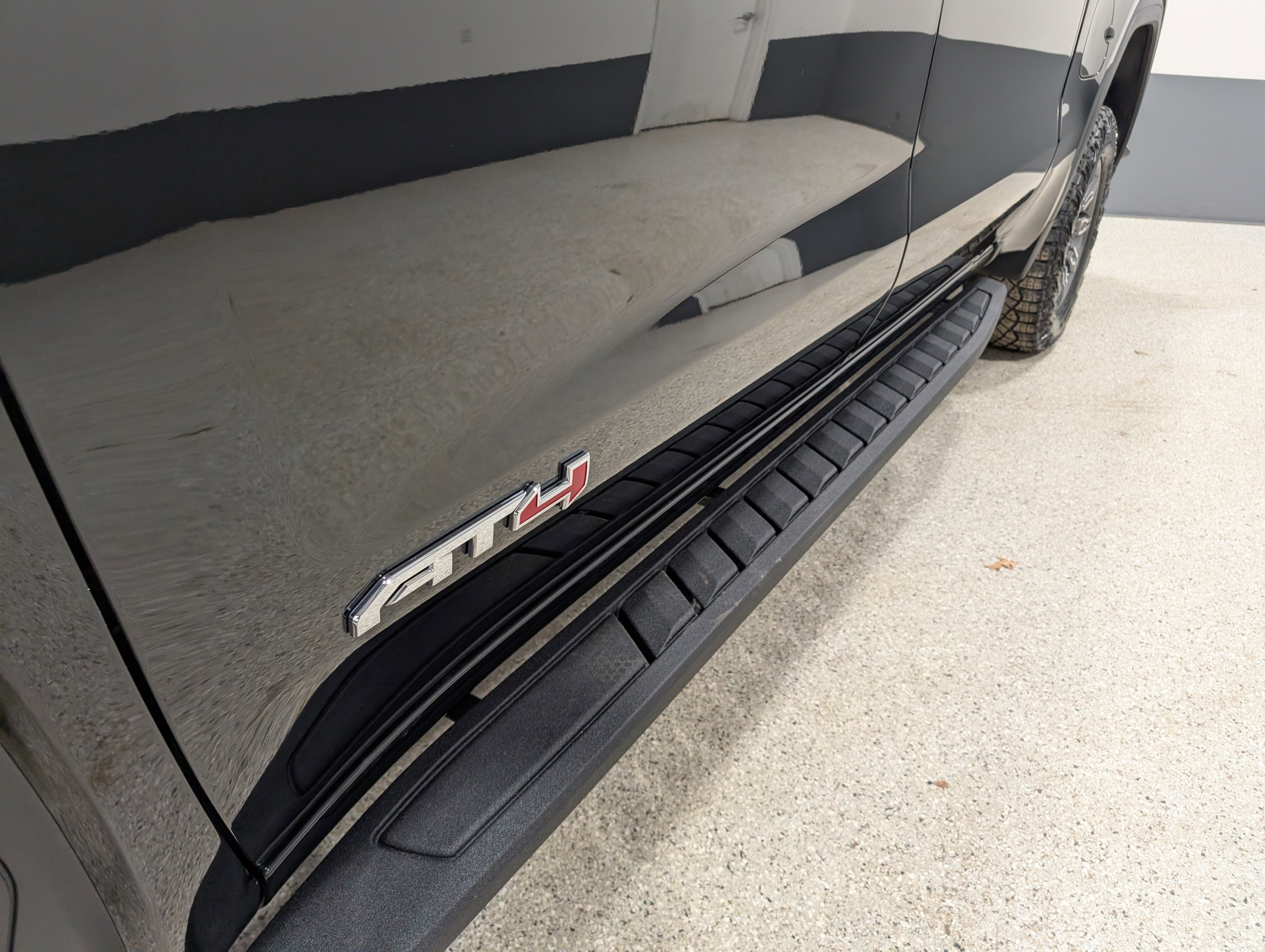 Used 2024 GMC Sierra 1500 AT4 w/ Technology Package image 9