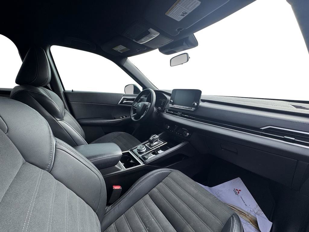 Used 2023 Mitsubishi Outlander SE Black Edition image 8