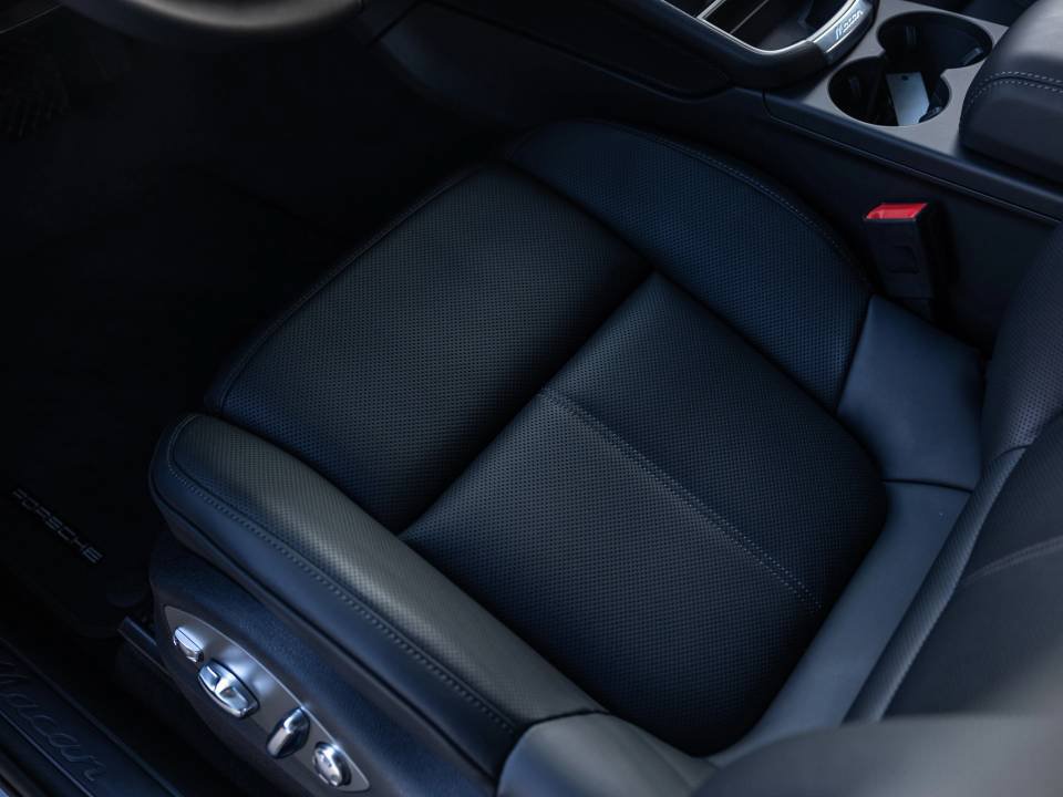 Certified 2026 Porsche Macan AWD/4WD image 24