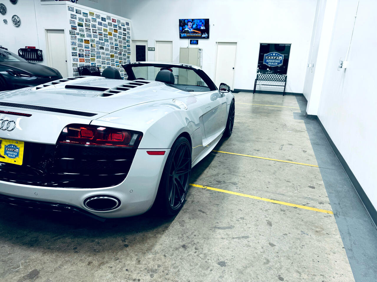 Used 2012 Audi R8 V10 w/ Enhanced Leather Pkg image 25