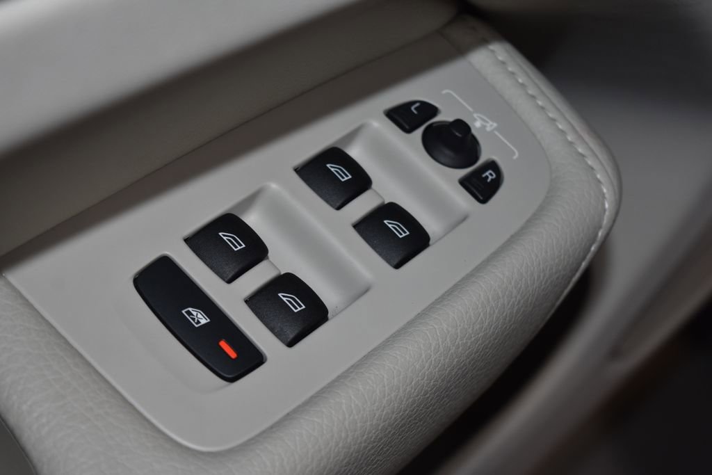 Used 2022 Volvo XC60 B5 Momentum image 6