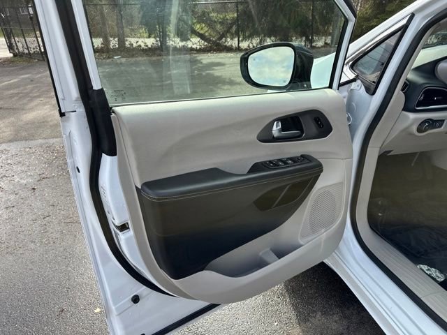 Used 2024 Chrysler Pacifica Touring-L image 22