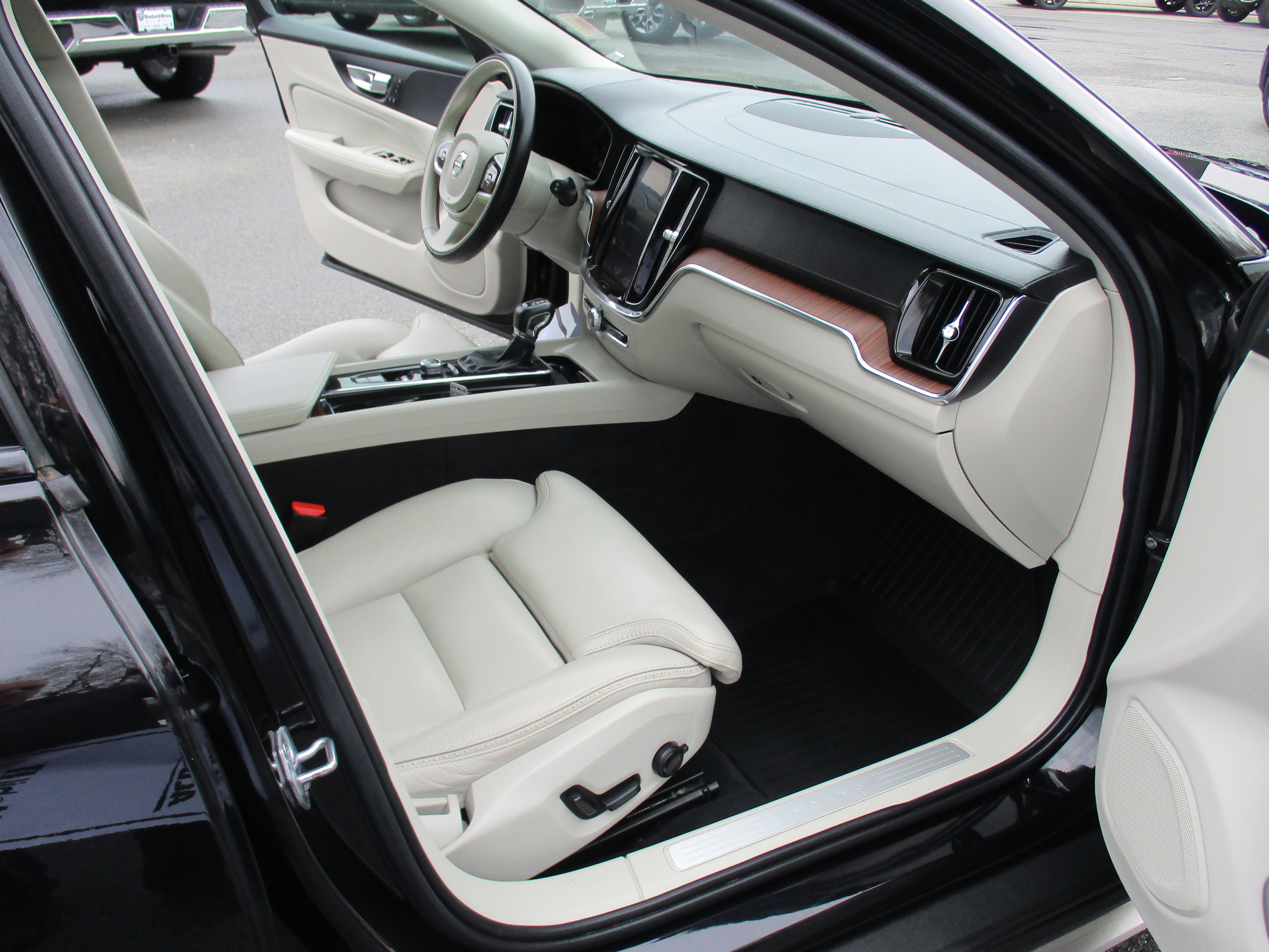 Used 2020 Volvo V60 T5 Cross Country image 15