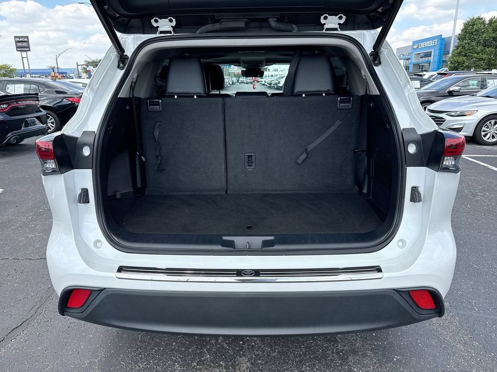Used 2023 Toyota Highlander XLE AWD/4WD image 25