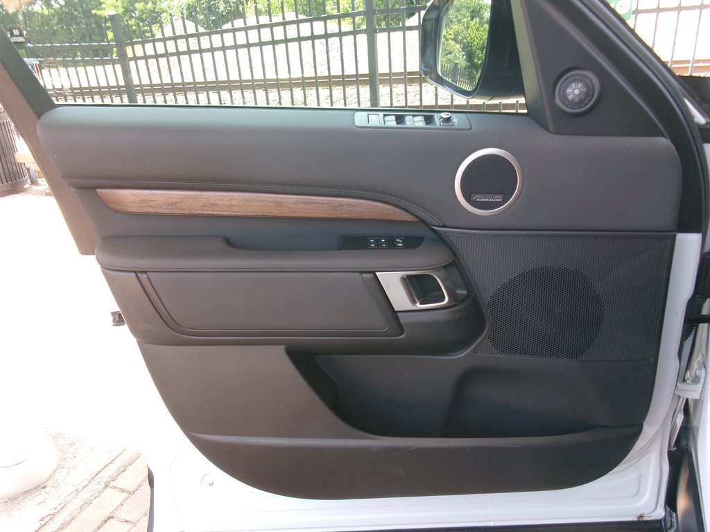 Used 2020 Land Rover Discovery HSE AWD/4WD image 9