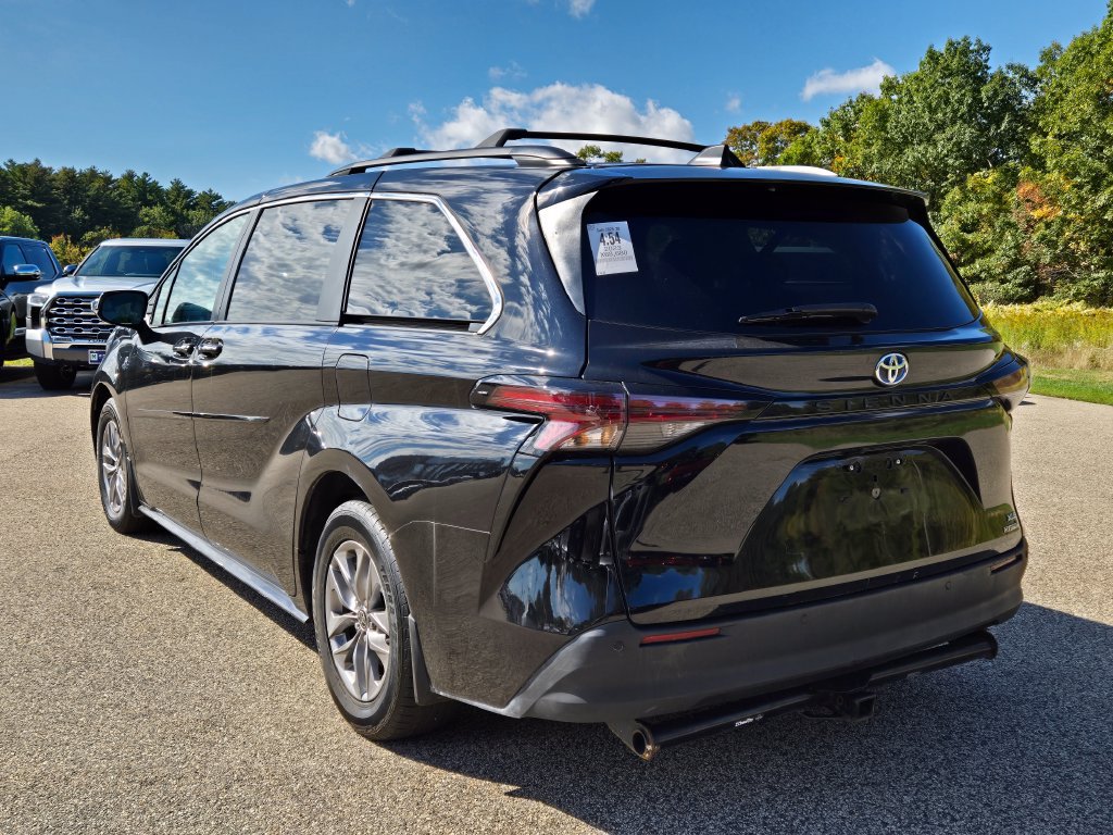 Used 2023 Toyota Sienna XLE FWD image 3