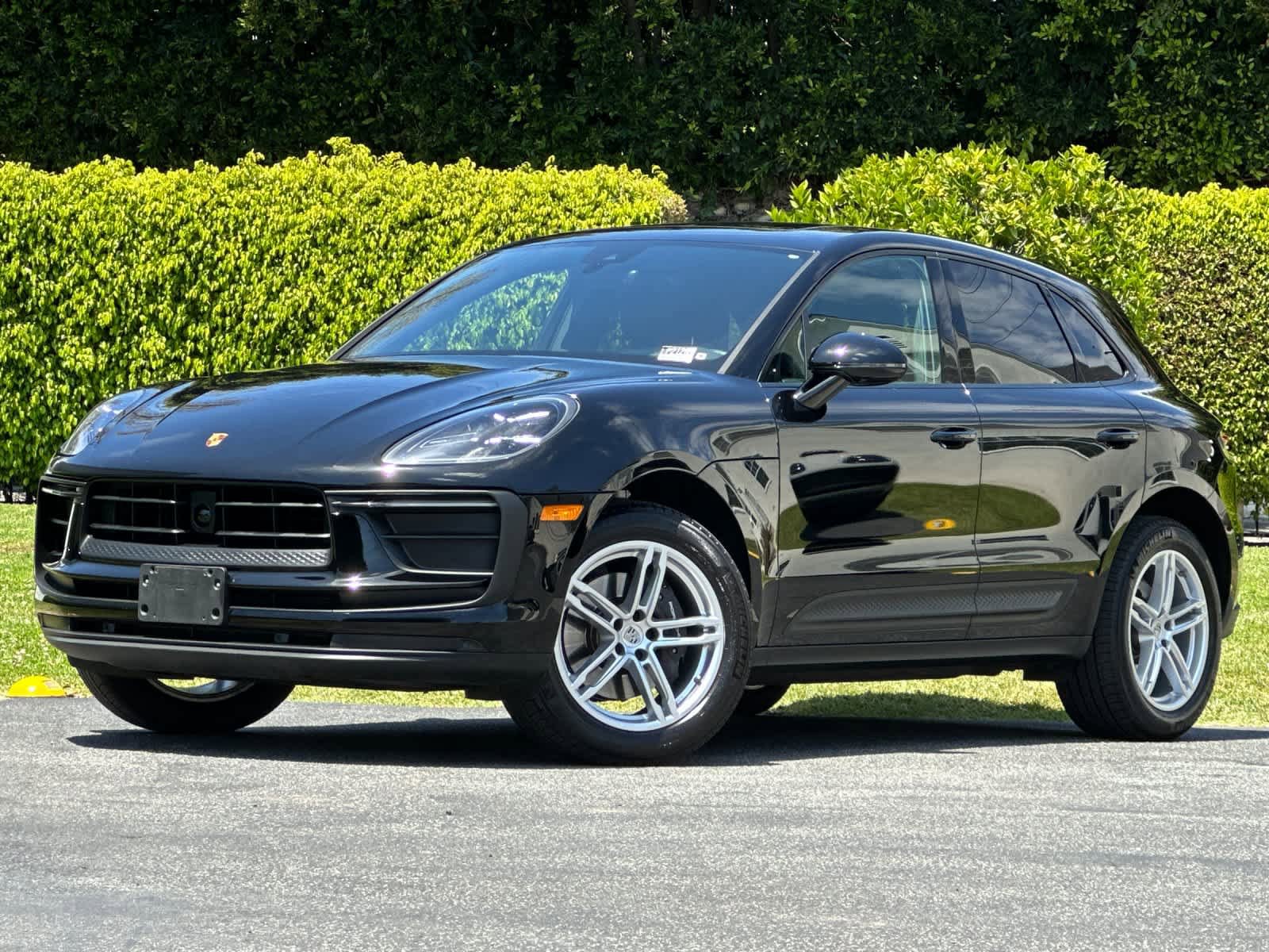 Certified 2025 Porsche Macan AWD/4WD image 1