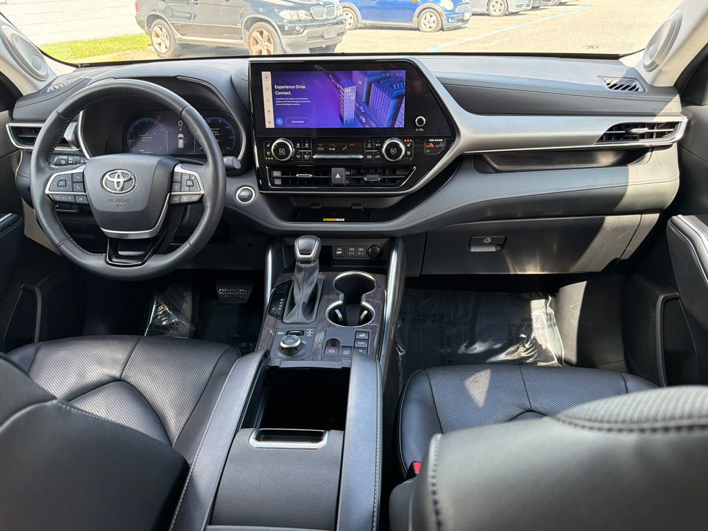 Used 2024 Toyota Highlander Limited AWD/4WD image 16