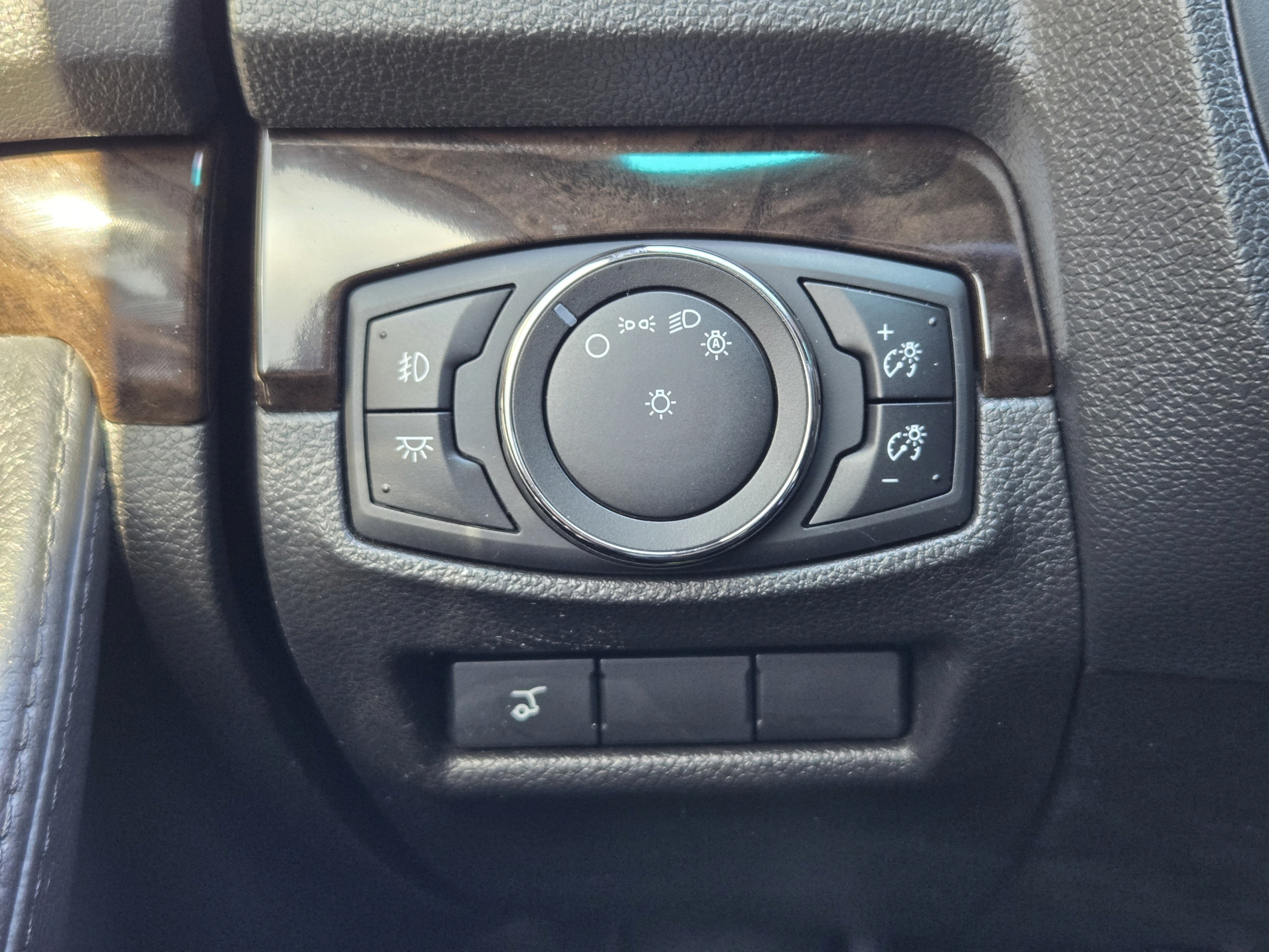 Used 2015 Ford Explorer Limited w/ Equipment Group 301A FWD image 19
