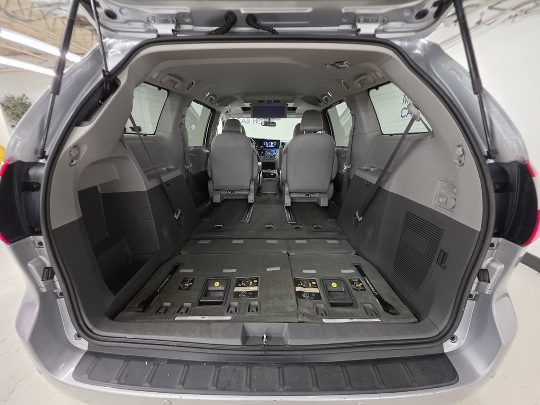 Used 2017 Toyota Sienna XLE Premium image 19
