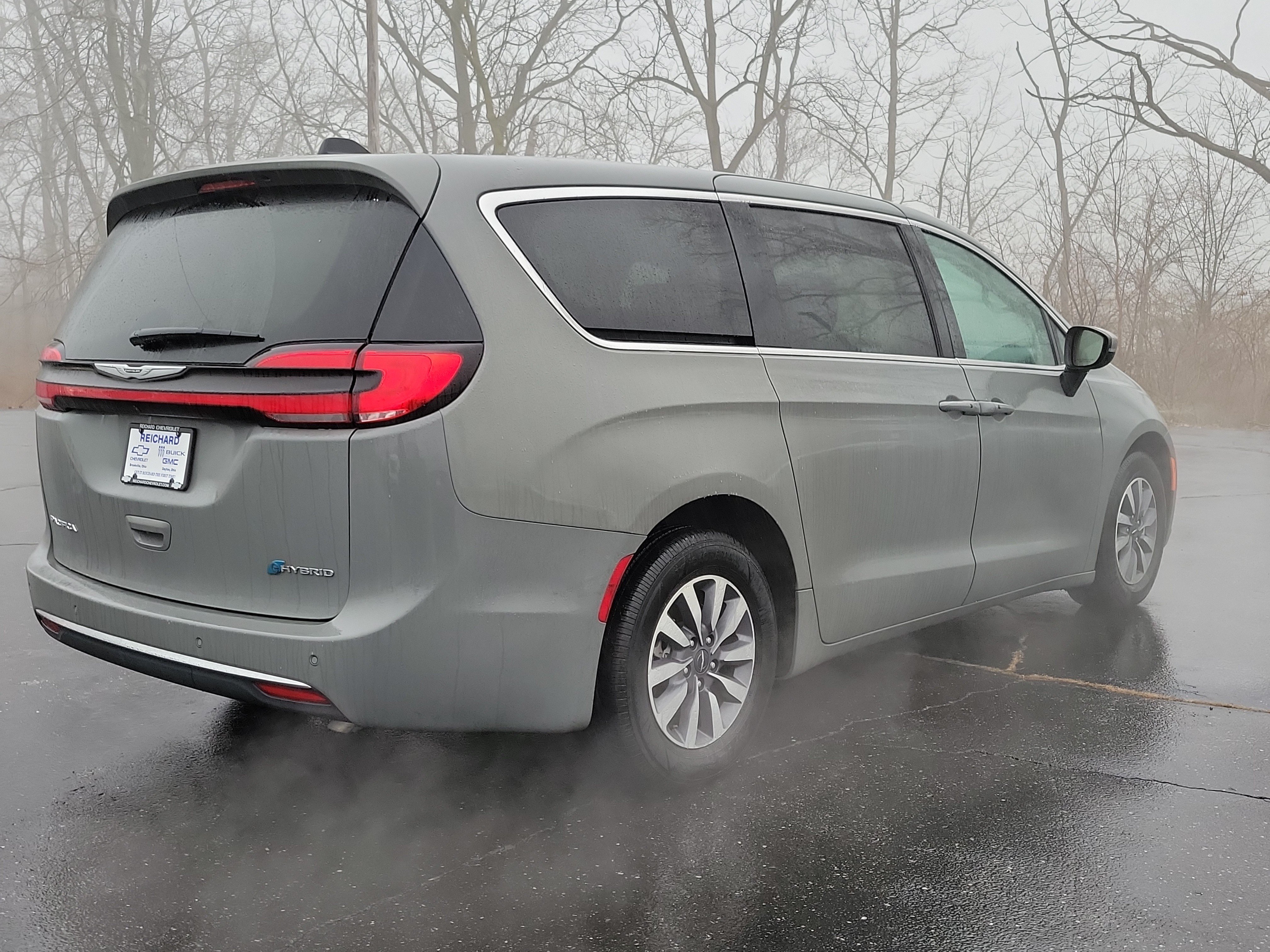 Used 2023 Chrysler Pacifica Touring-L FWD image 4