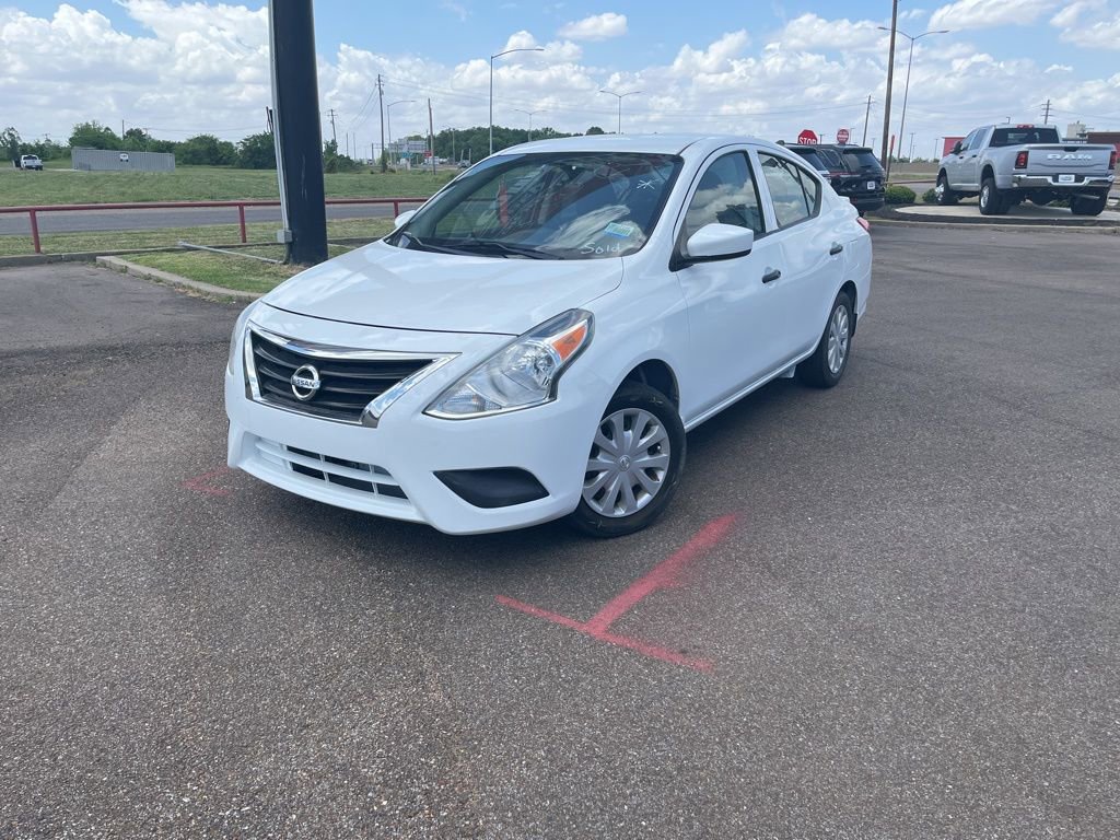 Used 2018 Nissan Versa S Plus FWD image 2