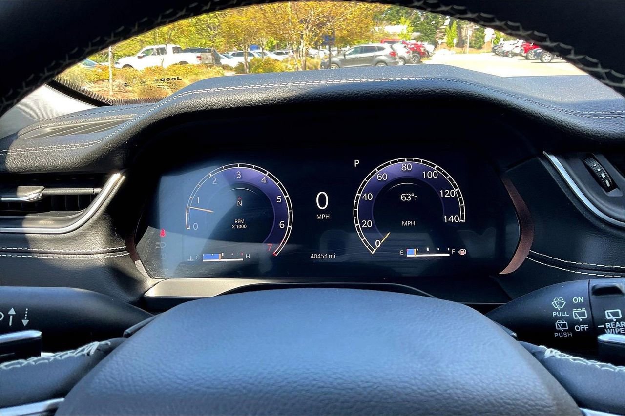 Used 2023 Jeep Grand Cherokee Limited w/ Black Appearance Package image 11