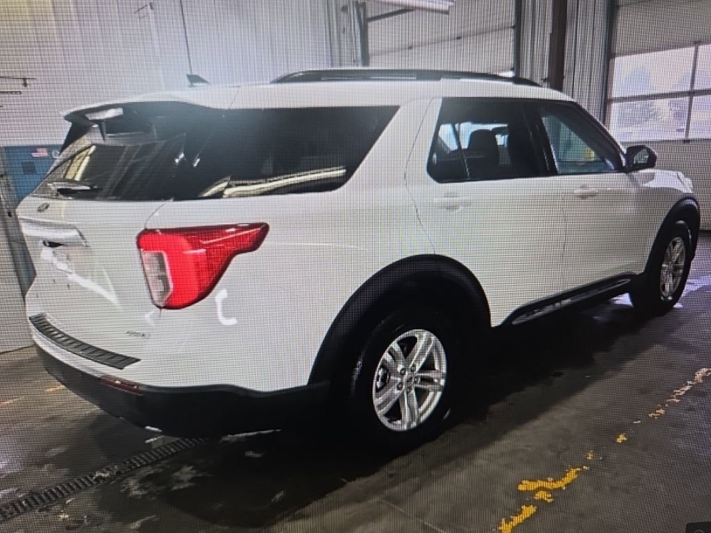Used 2024 Ford Explorer XLT image 4