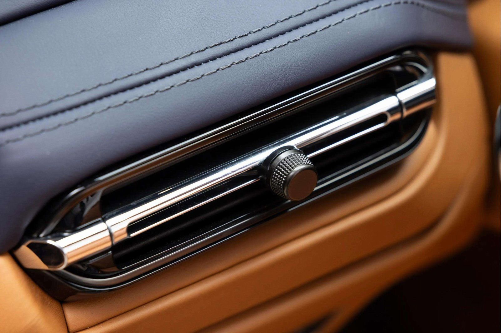 Used 2024 Aston Martin DB12 Convertible image 30