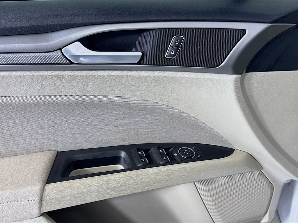 Used 2019 Ford Fusion SE FWD image 14