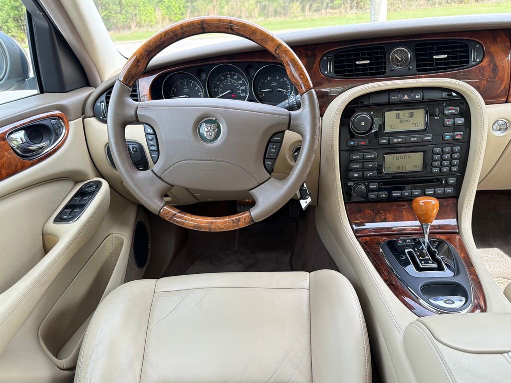 Used 2005 Jaguar XJ8 image 3