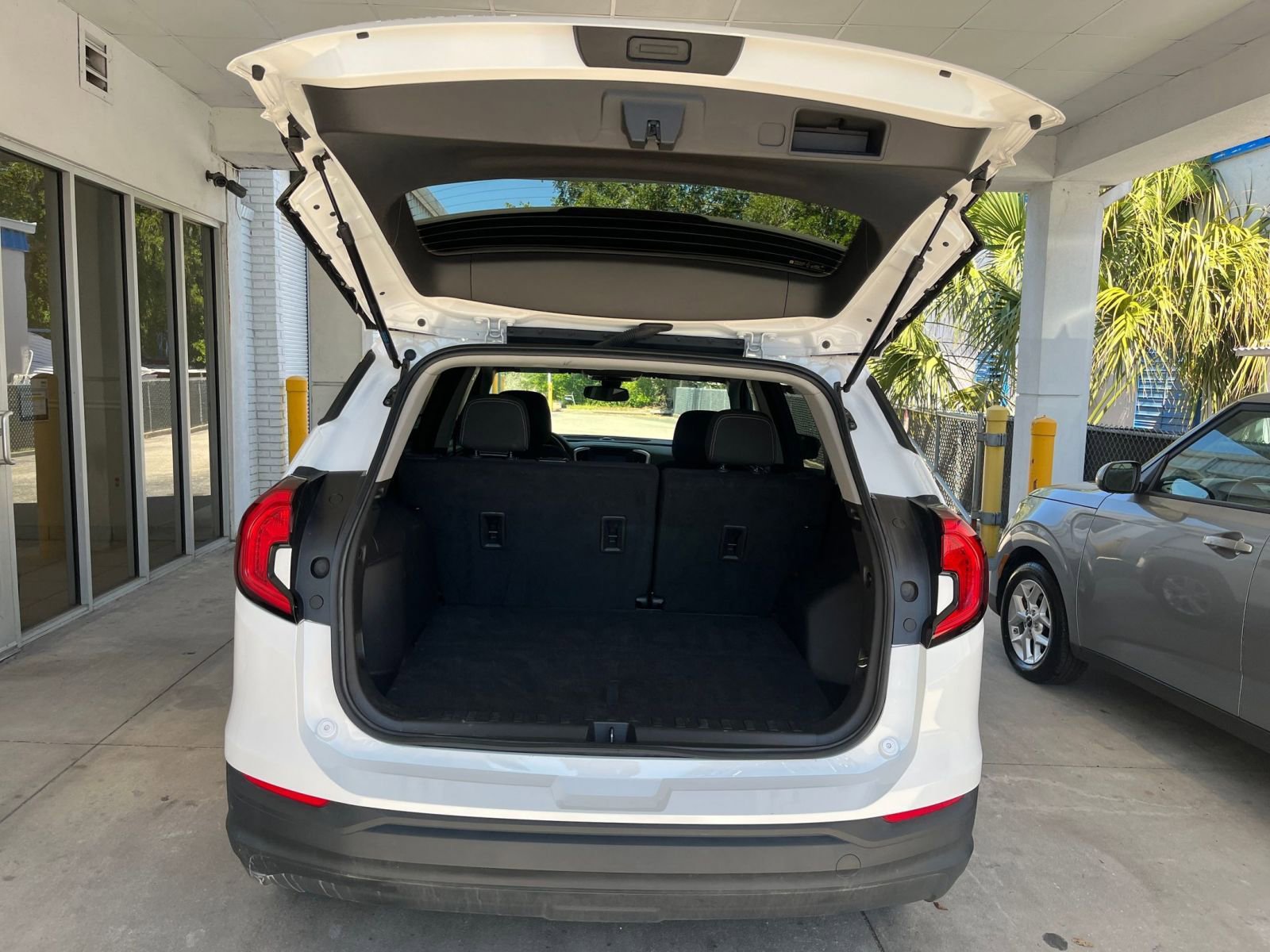 Used 2024 GMC Terrain SLE FWD image 30