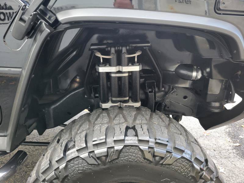 Used 2005 HUMMER H2 SUT w/ Preferred Equipment Group AWD/4WD image 27