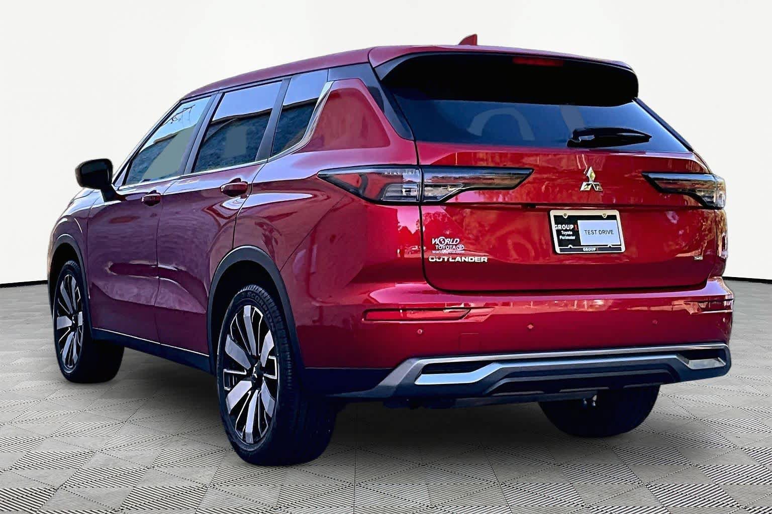 Used 2025 Mitsubishi Outlander SE FWD image 12