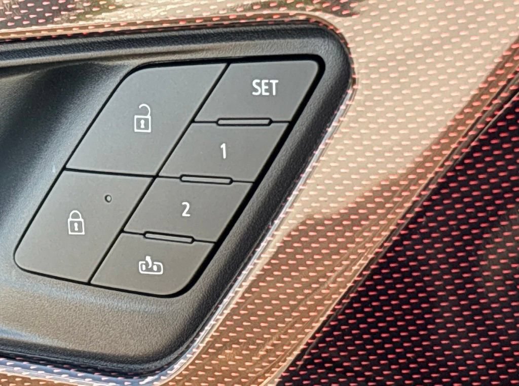 Used 2027 Chevrolet Traverse RS FWD image 32