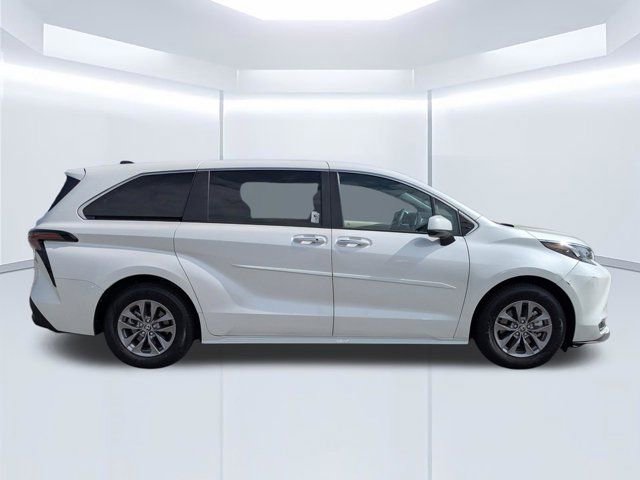 Used 2024 Toyota Sienna XLE image 3