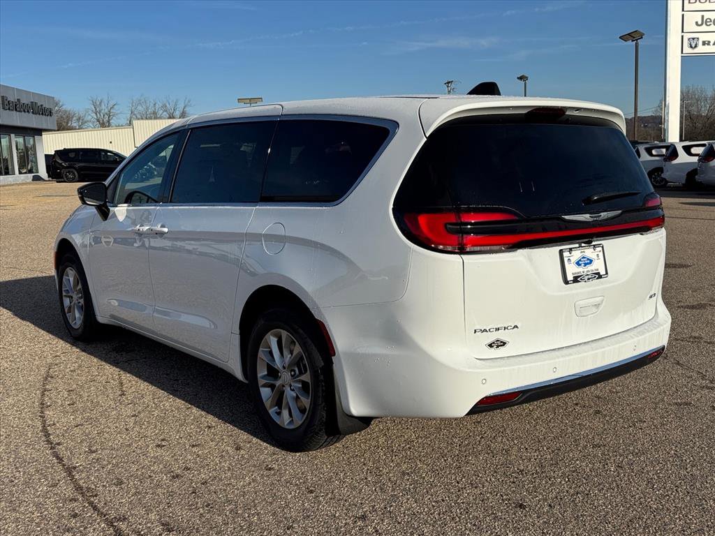 New 2026 Chrysler Pacifica Select AWD/4WD image 4
