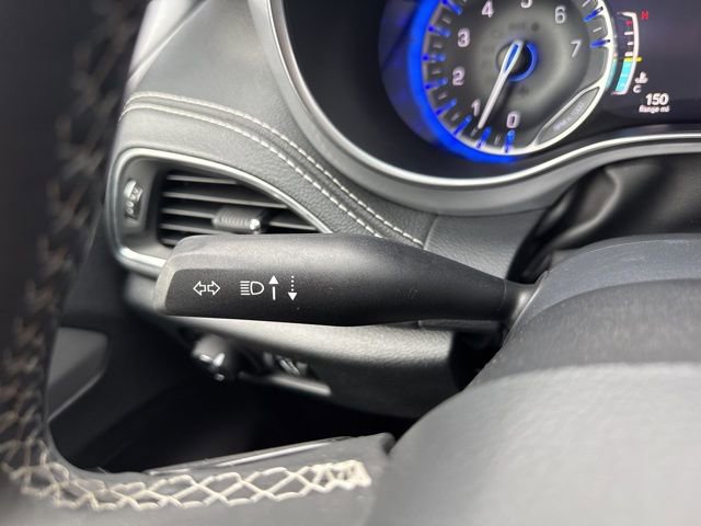 Used 2025 Chrysler Pacifica Limited image 32
