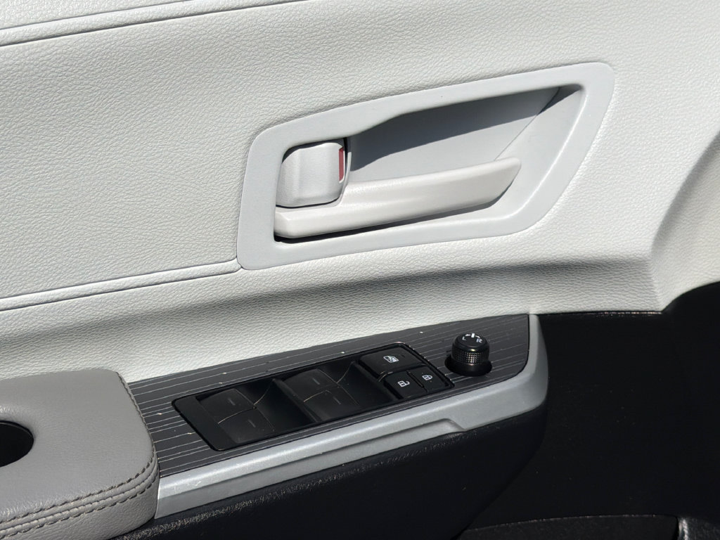 Used 2025 Toyota Sienna LE FWD image 19