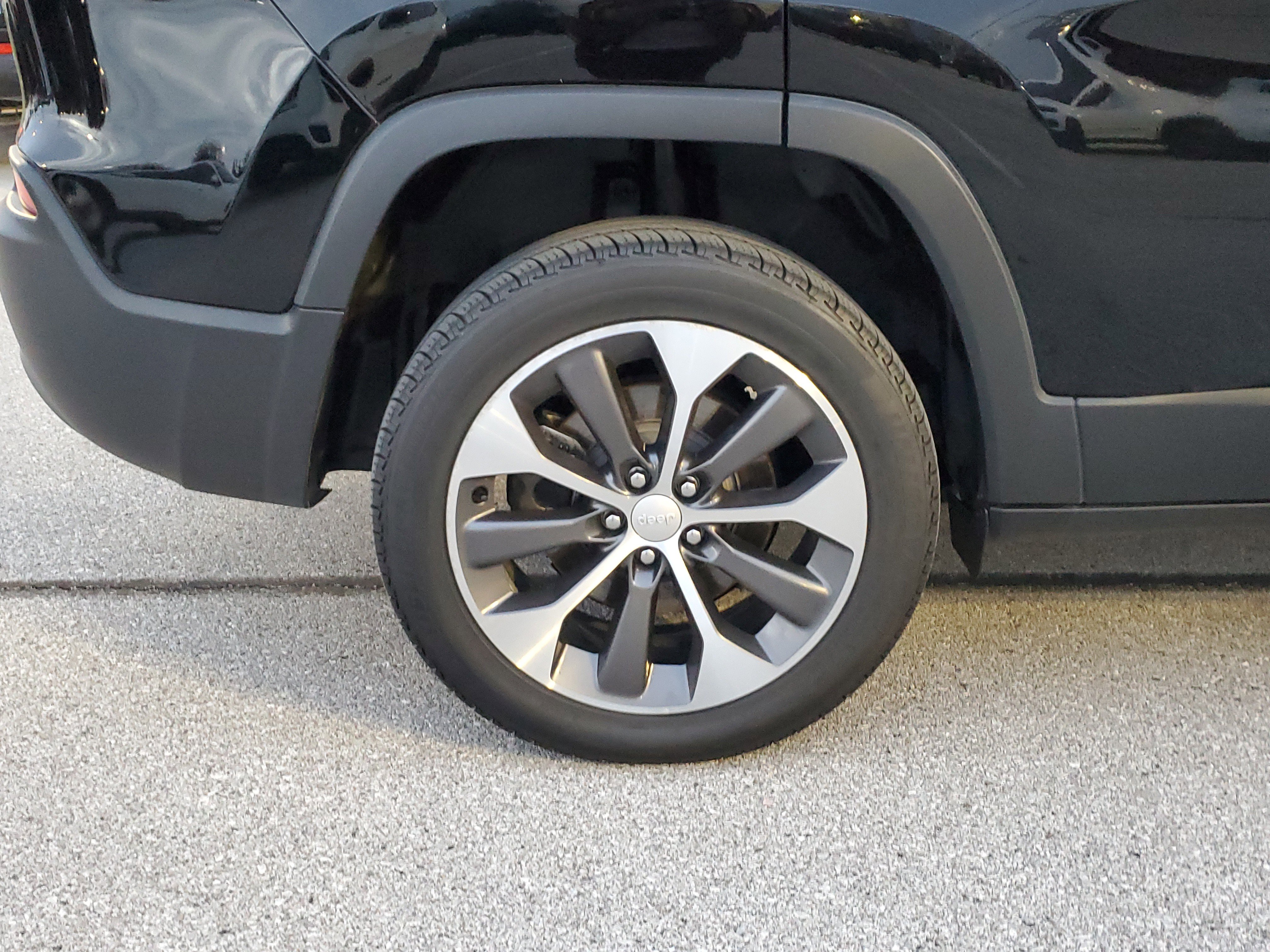 Used 2022 Jeep Cherokee Limited w/ Elite Package image 5