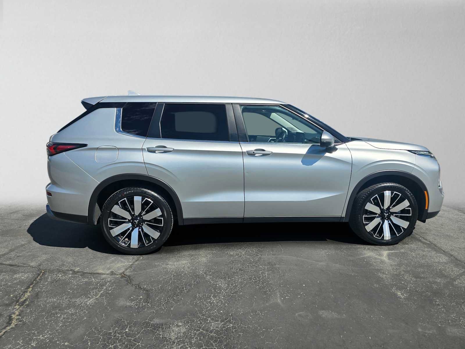 Used 2025 Mitsubishi Outlander SE AWD/4WD image 2