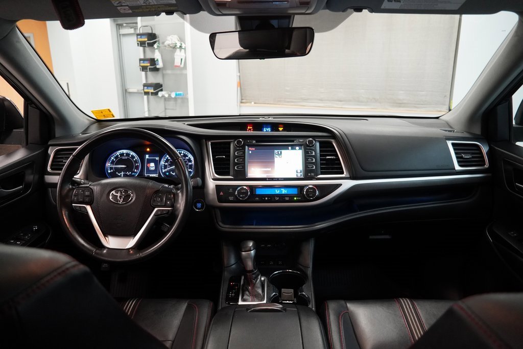 Used 2019 Toyota Highlander SE image 16